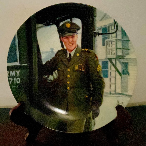 Elvis Commemorative plate - “Homecoming” - Picture 2 of 7